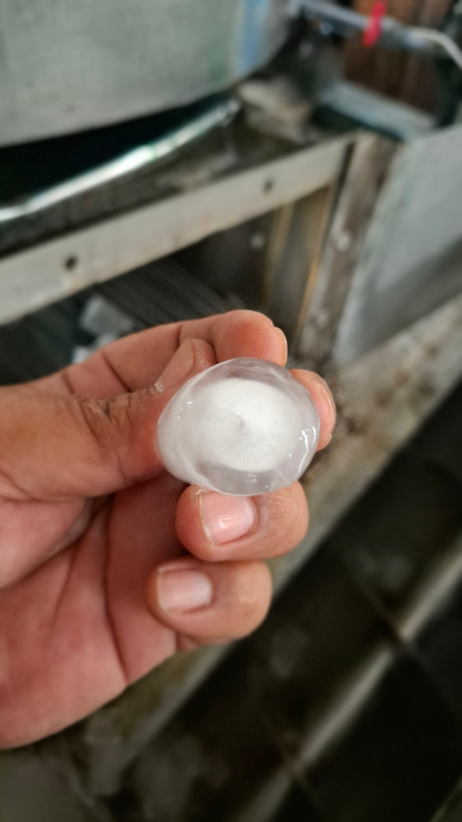 Solusi Es Kristal Berbentuk & Berwarna Tidak Merata: Panduan Maintenance Mesin Es Tube
