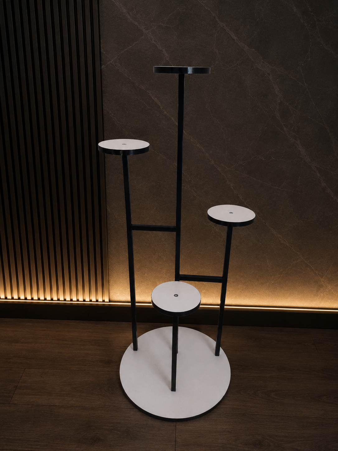 4 Mərtəbəli Metal Gül Stendi – Minimalist Loft Dizayn