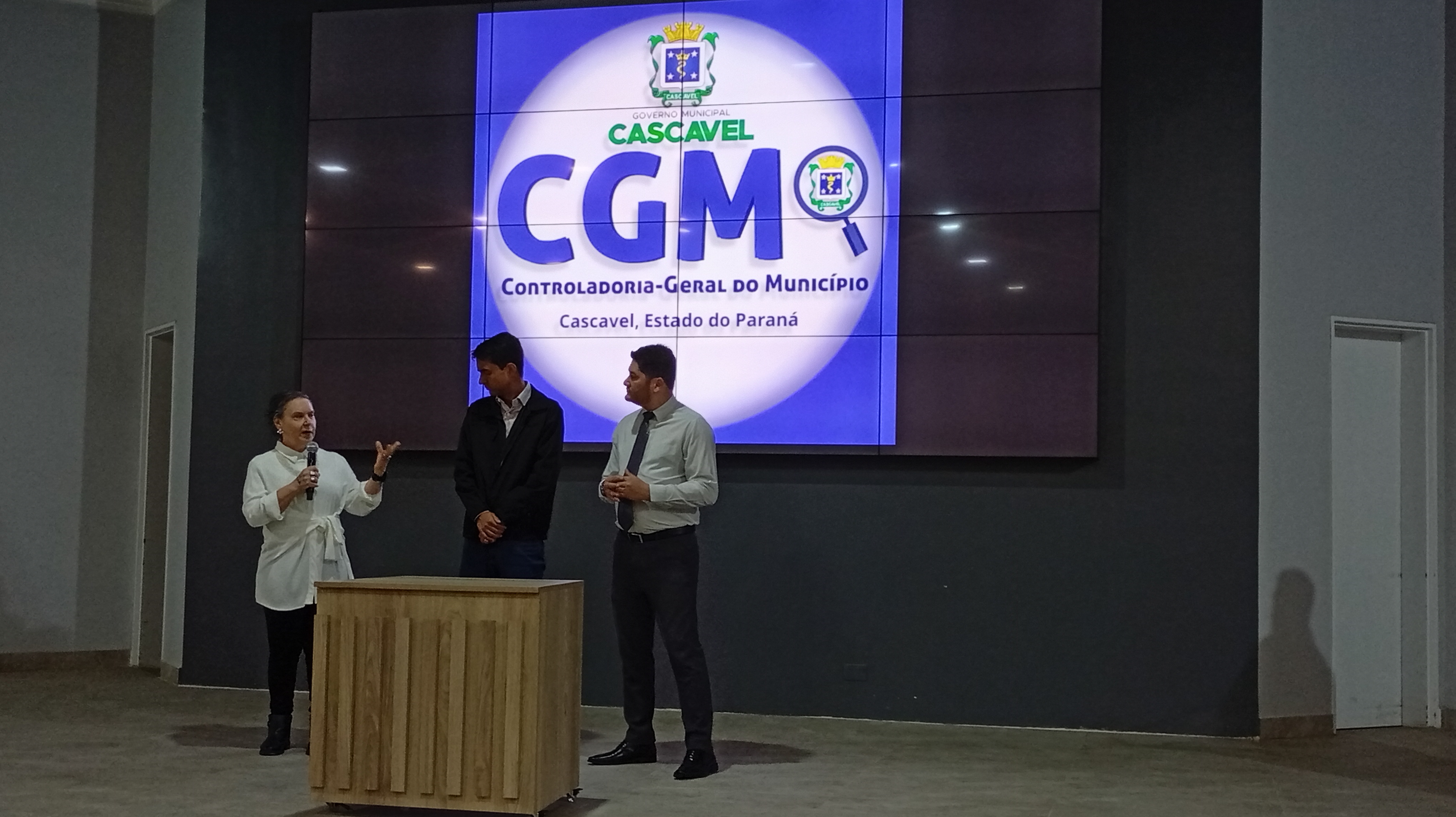 ASSINATURA DO DECRETO DA “LAI” REÚNE SERVIDORES E COMUNIDADE NO PAÇO MUNICIPAL - Imagem 2