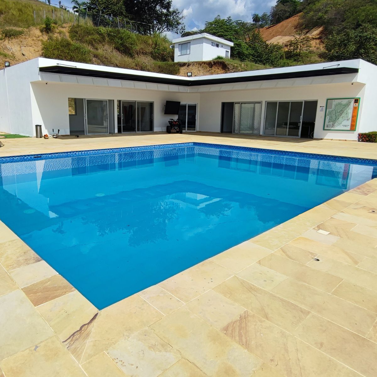 Piso Piscina Piedra Muñeca Crema