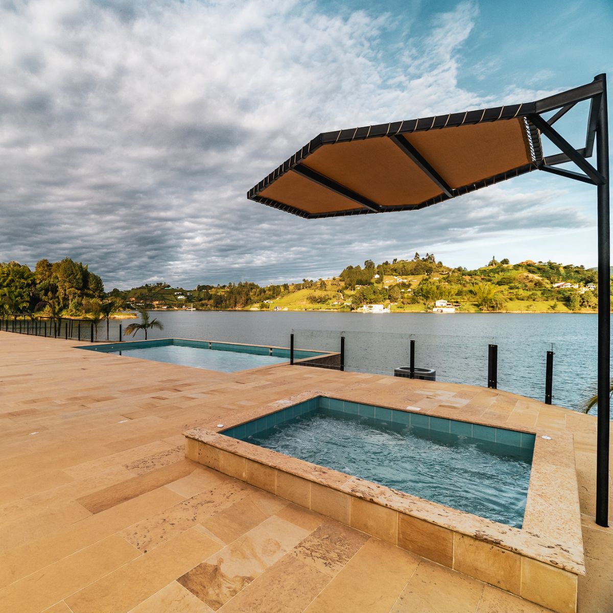 Borde Para Jacuzzi en Piedra Muñeca