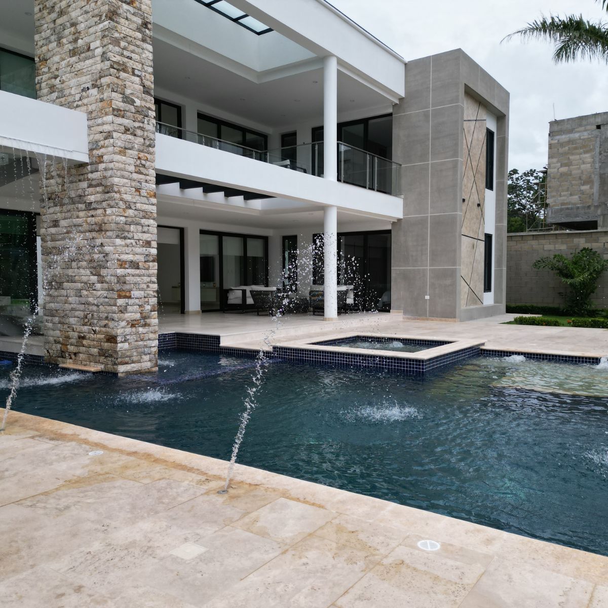 Rompeola Travertino Arena