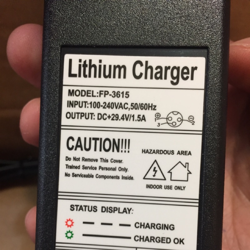 電動滑板專用充電器 有25.2V , 29.4v 和 42V 三種規格 請確認電壓再購買