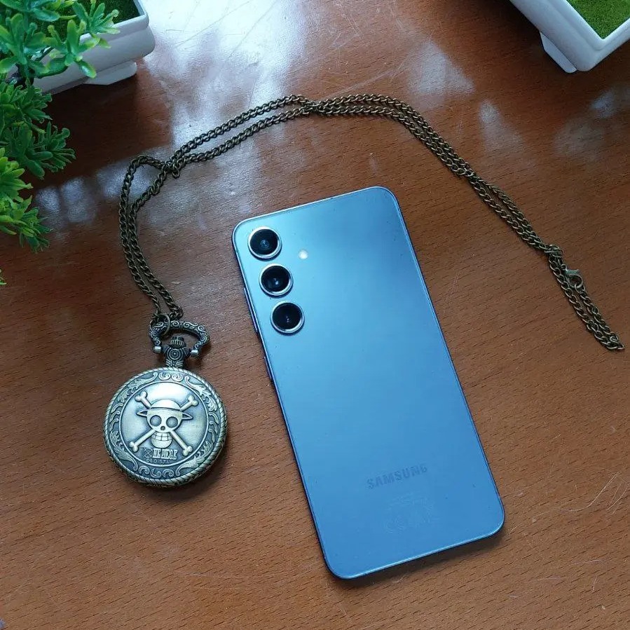 Samsung Galaxy S24 8GB 128GB Dual SIM Smartphone smartphones view 3