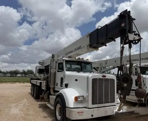 Grúa Titán National NBT45 2013 — 45 toneladas sobre Peterbilt 367