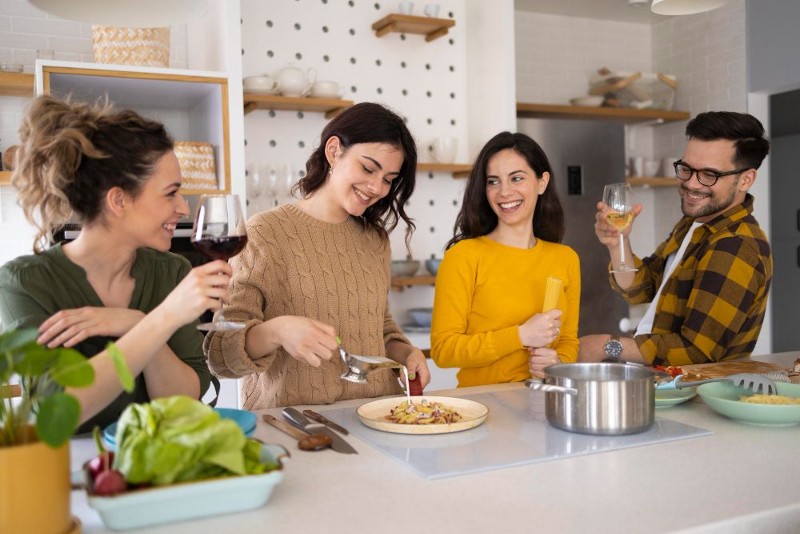 grupo-amigos-preparando-comida-cocina.jpg