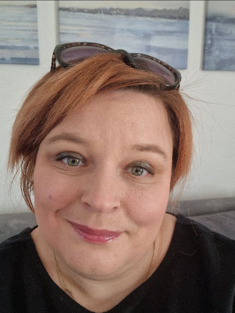 ADamnHotDudette avatar