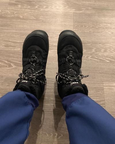 A perso wearing Xero Alpine barefoot shoes