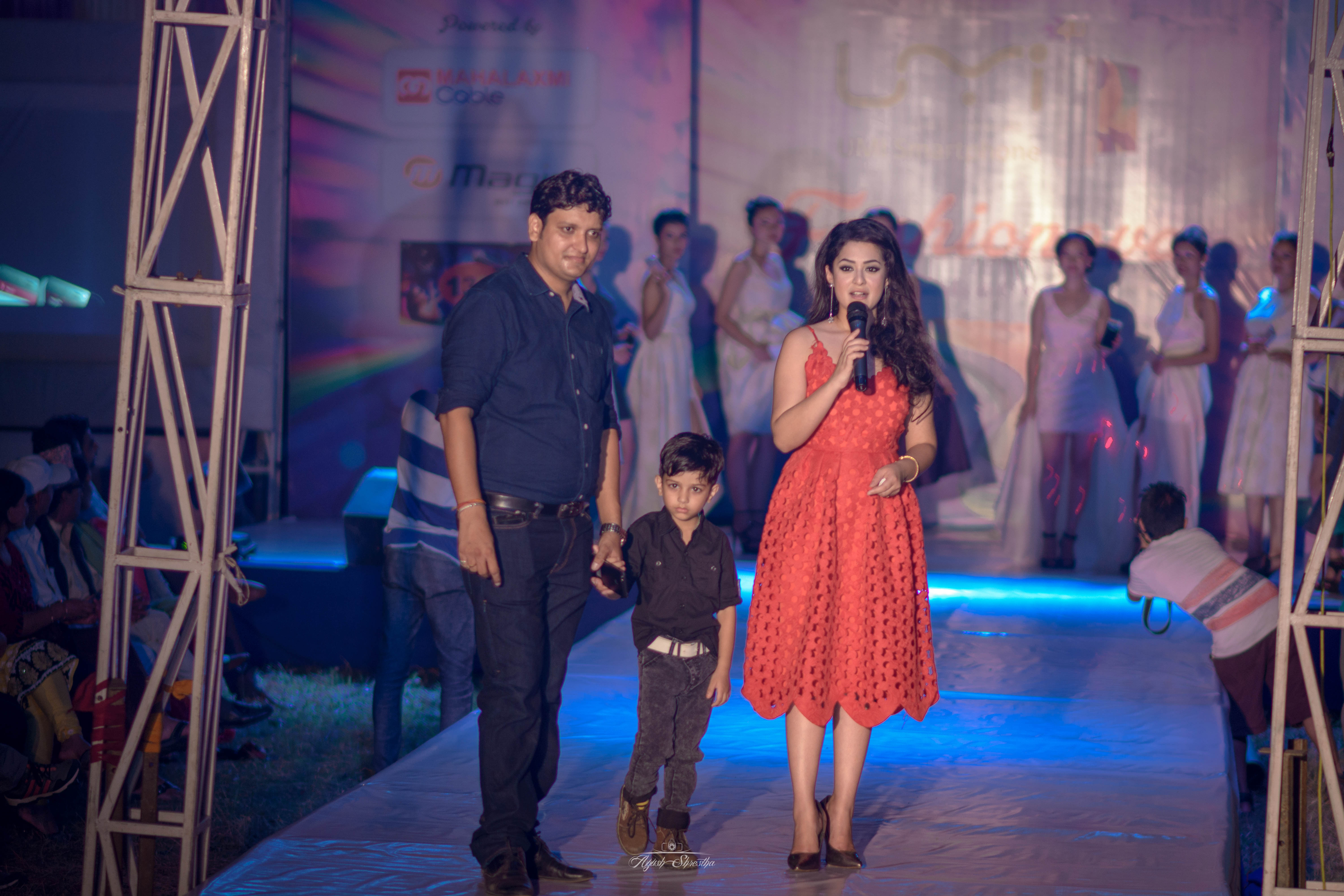 UMI Mobile Director Pravin Kundaliya and Host Oshin Situala on stage.