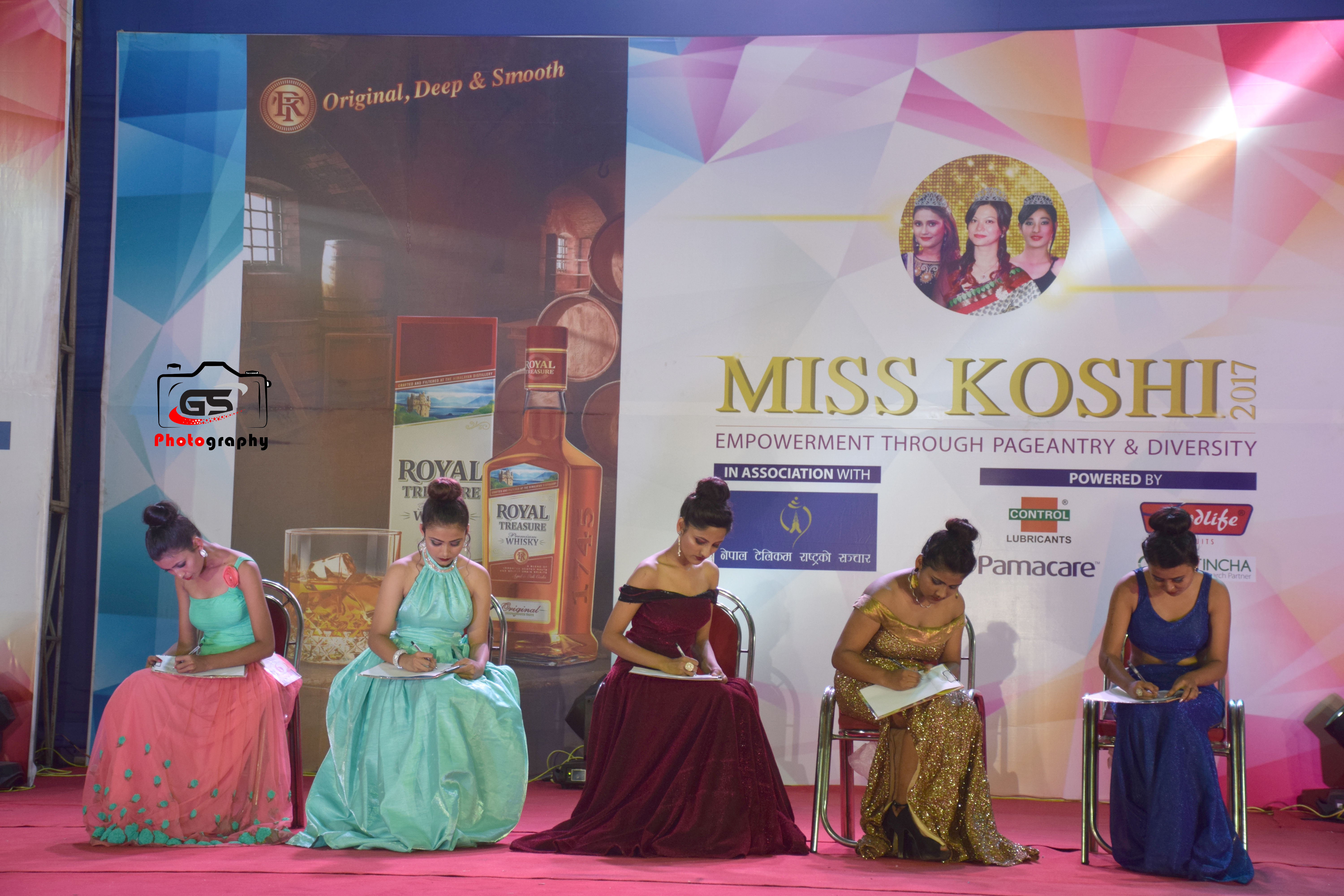 The top 5 contestants during the Q&A session.