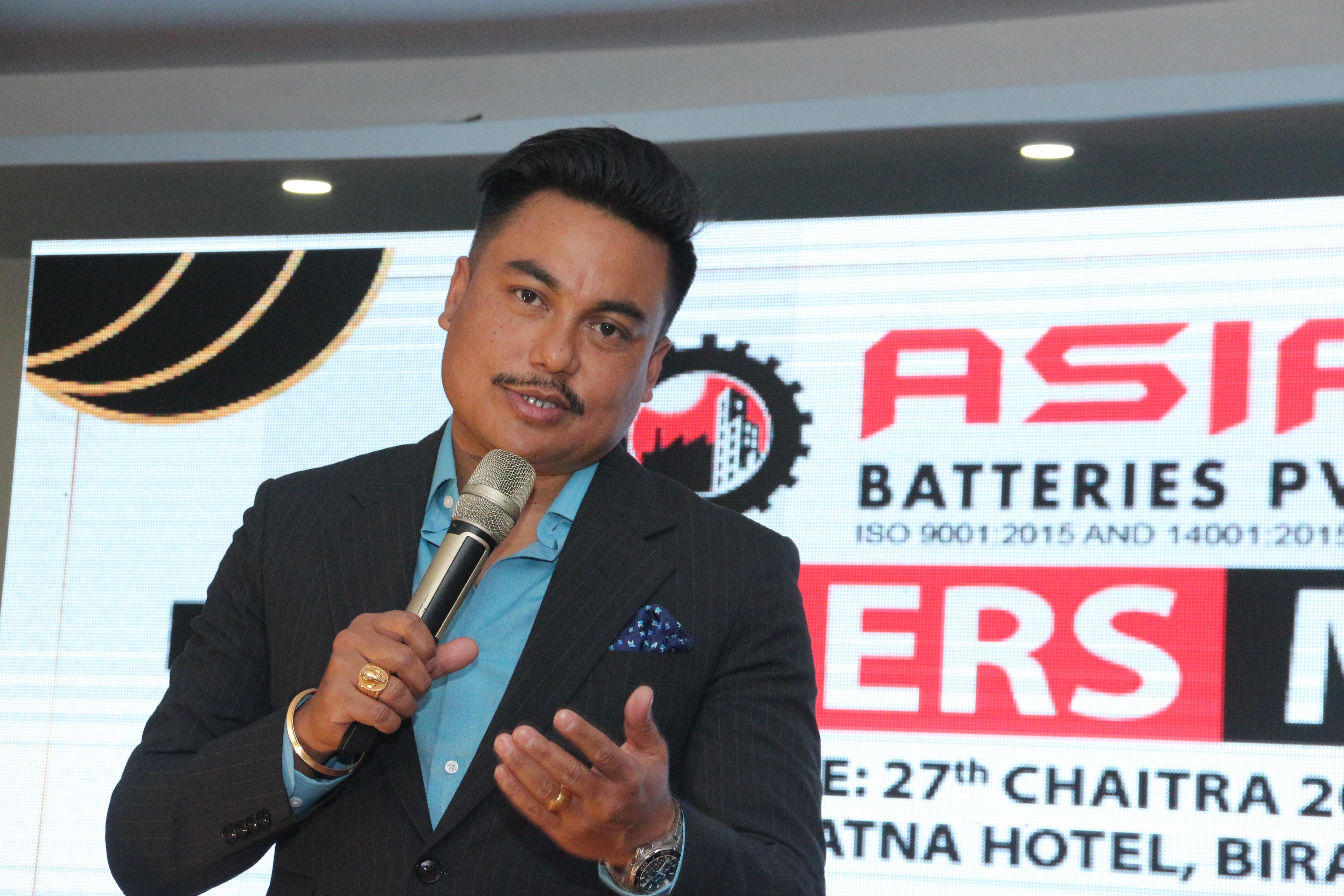 A stand-up comedian performing for the dealers.