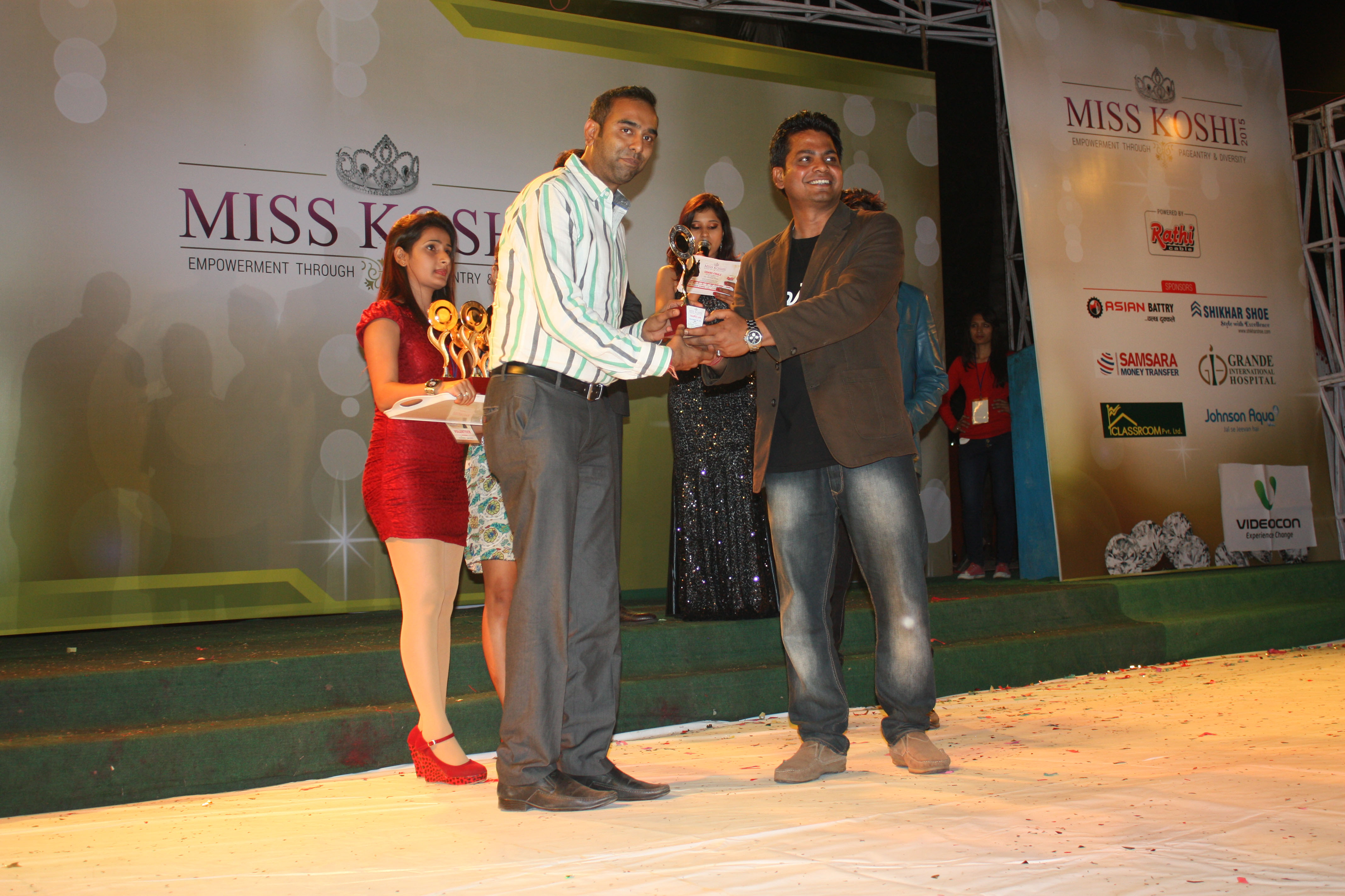 Event Manager presenting a token of love to Shyam Rathi, MD of Rathi Cable.