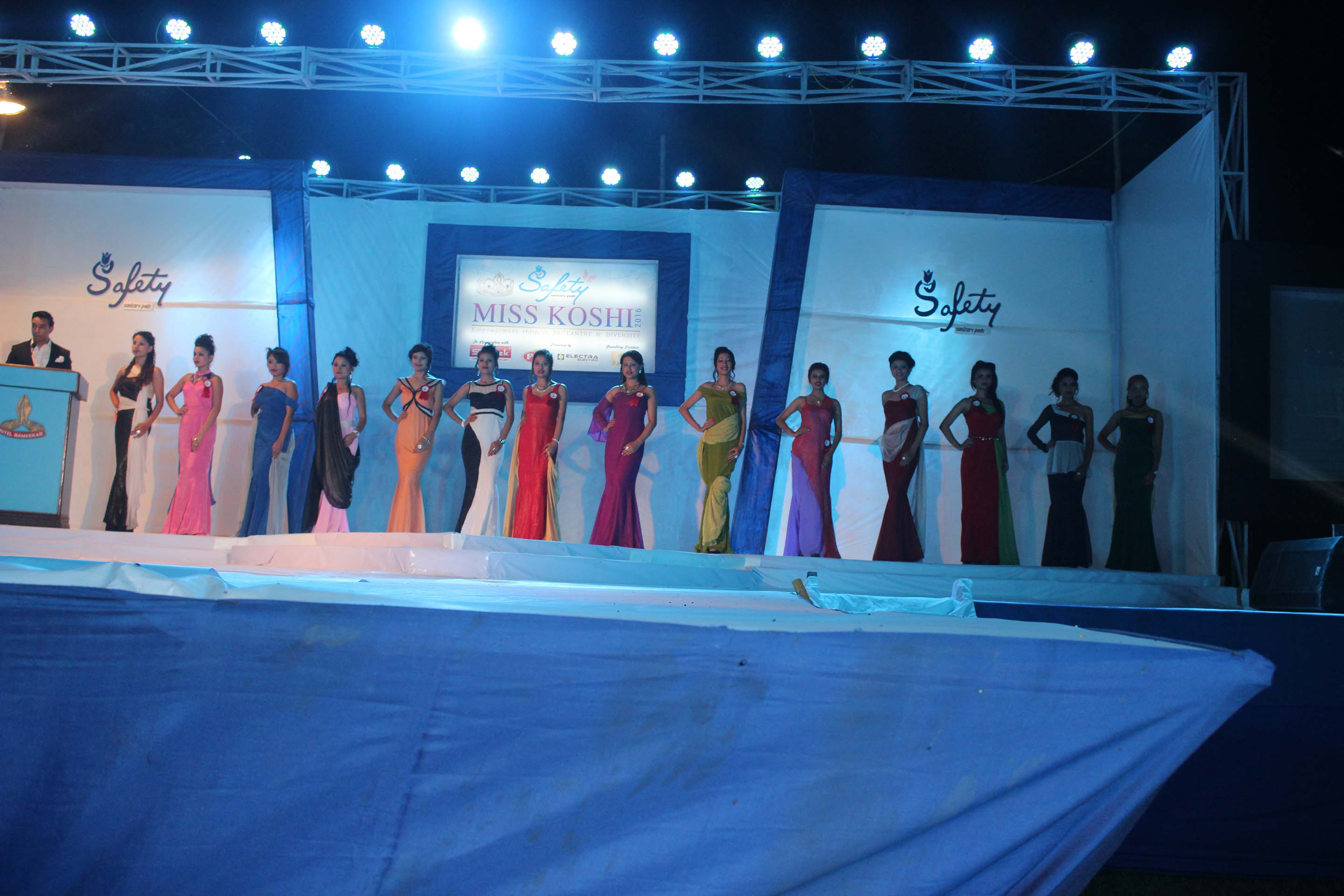All participants of Miss Kosi 2016 on stage.