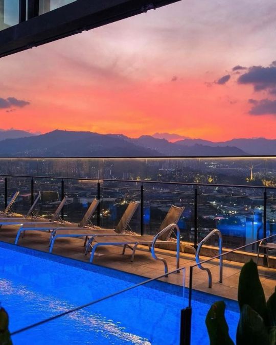 16 Sky Bar