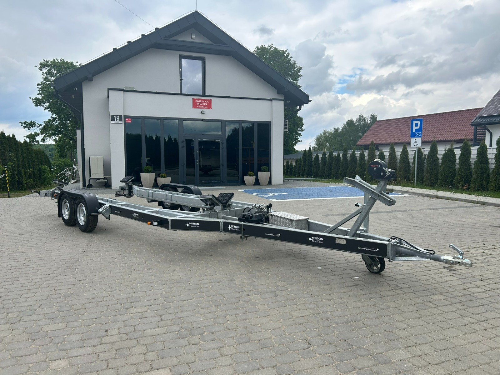 Hydrauliczna przyczepa samozaładowcza do łodzi