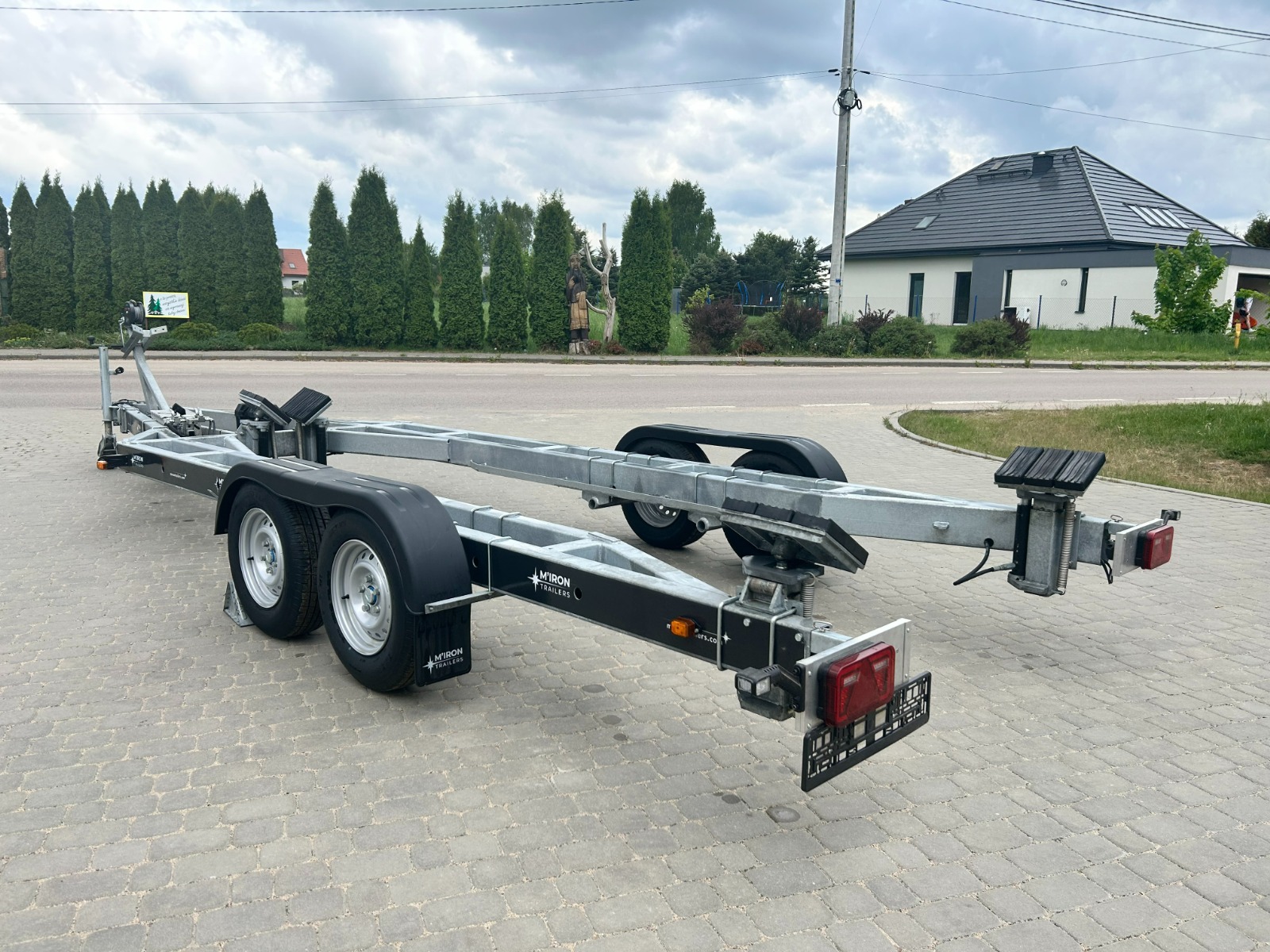 Hydrauliczna przyczepa samozaładowcza do łodzi