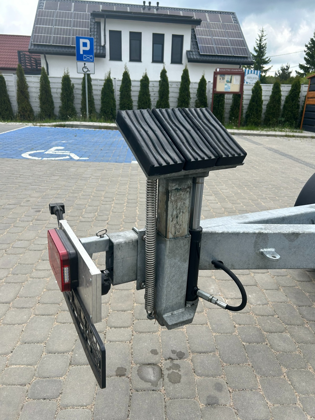 Hydrauliczna przyczepa samozaładowcza do łodzi