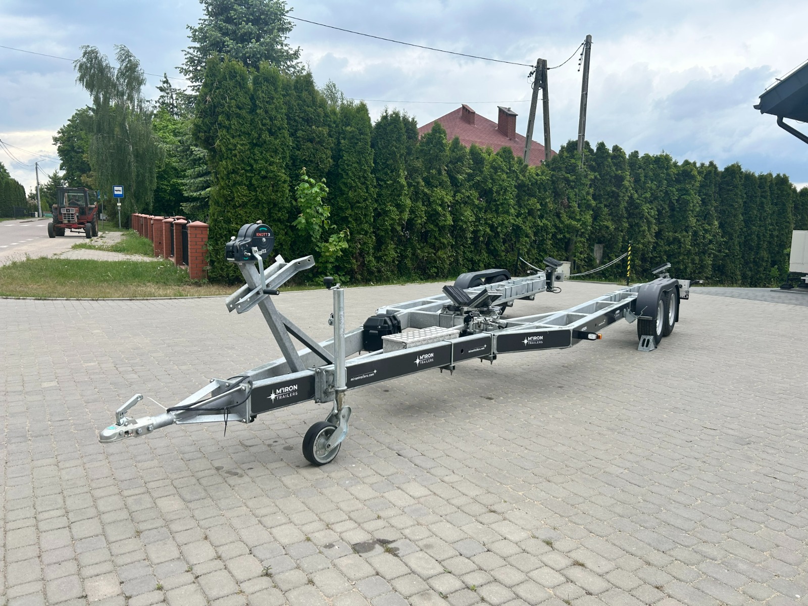 Hydrauliczna przyczepa samozaładowcza do łodzi