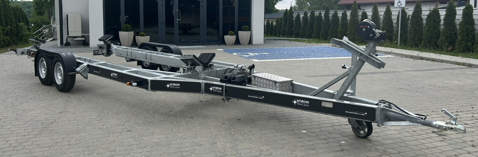 Hydrauliczna przyczepa samozaładowcza do łodzi