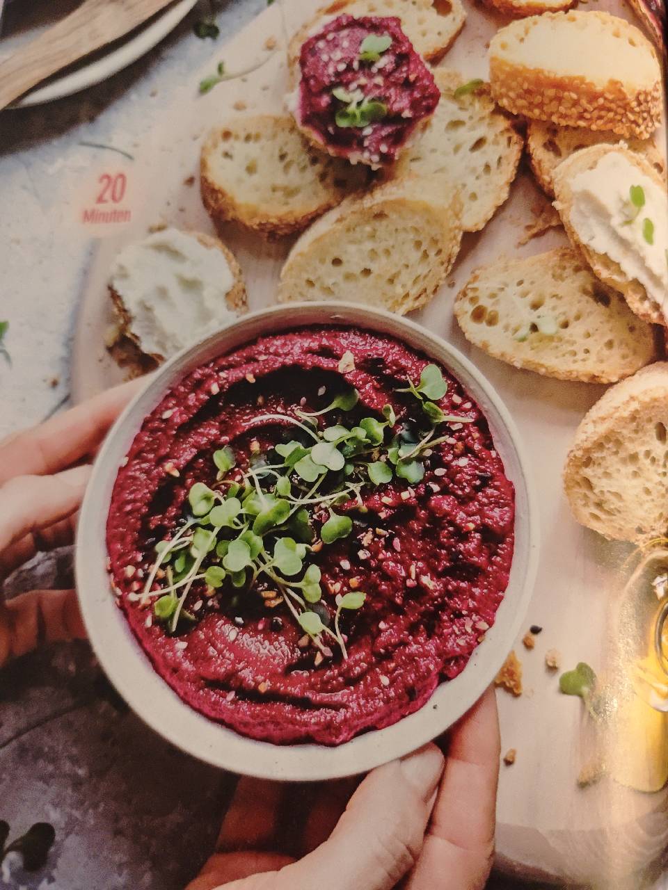 Rote-Bete-Hummus mit Baguette