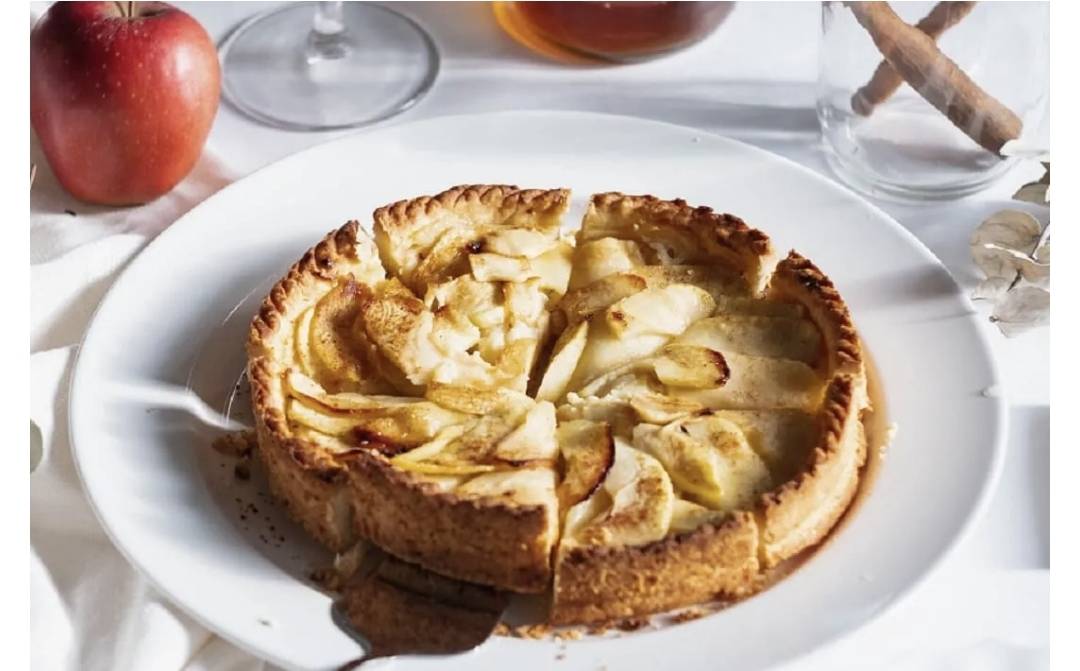 Südtiroler Apfeltorte mit Pudding und Apfelsaft