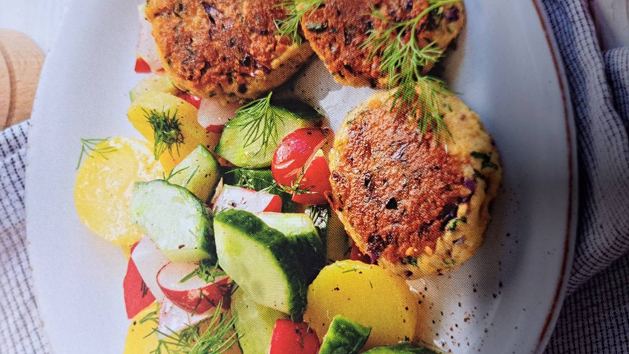 Tempeh-Bratlinge mit buntem Kartoffelsalat