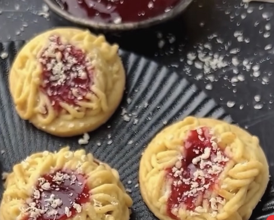 Gefüllte Kekse mit Gelee und weißer Schokolade