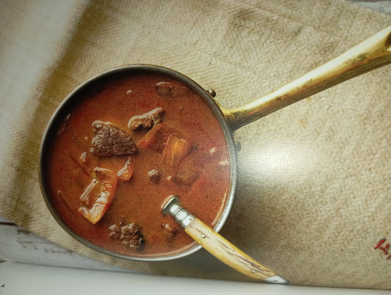 Gulaschsuppe mit Rahm