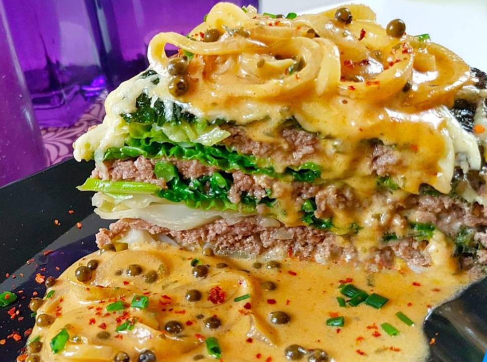 Herzhafte Hackfleisch-Wirsing-Torte mit Pfeffer-Weißwein-Sauce
