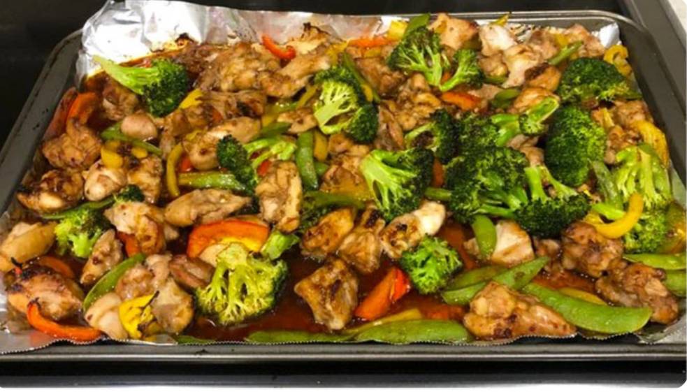 Sesam Hähnchen und Gemüse aus der Pfanne