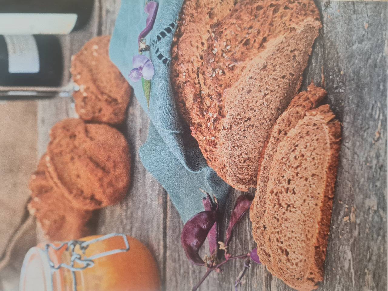 Roggen-Dinkel-Brot mit Joghurt und Pflaumenmus