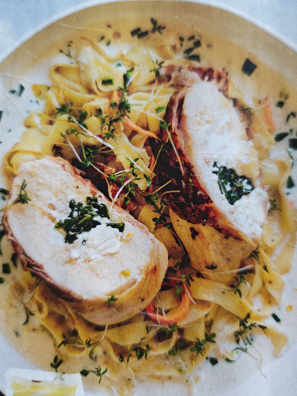 Chicken roulades with ricotta filling and wild garlic sauce