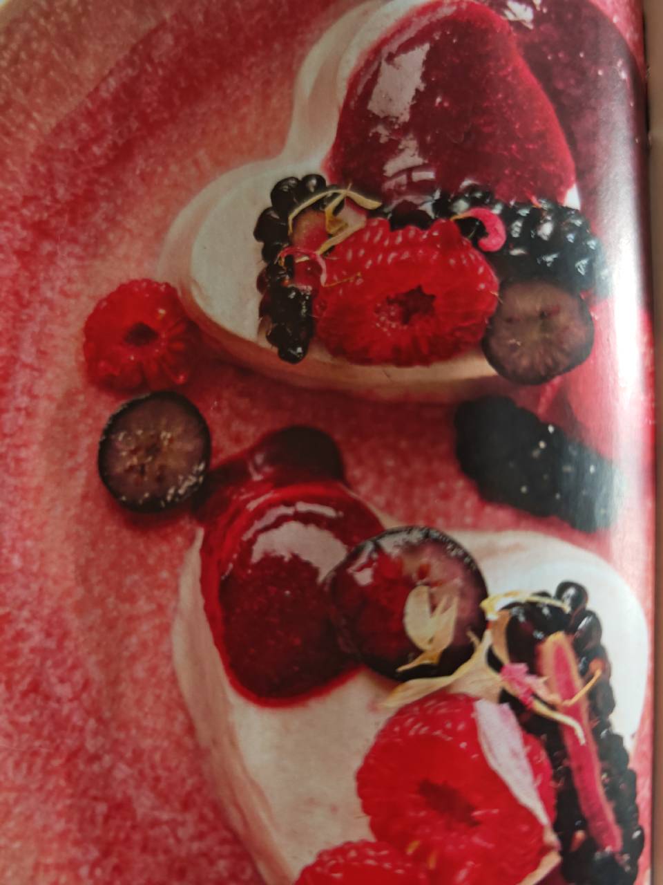 Sauerrahm-Beeren-Parfait mit Beerensauce