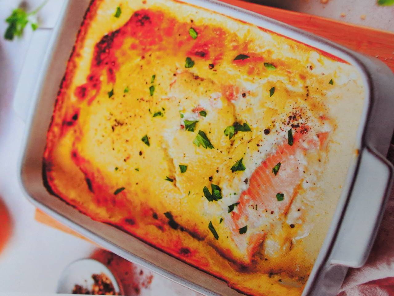 Lachs aus dem Ofen in Parmesan-Soße