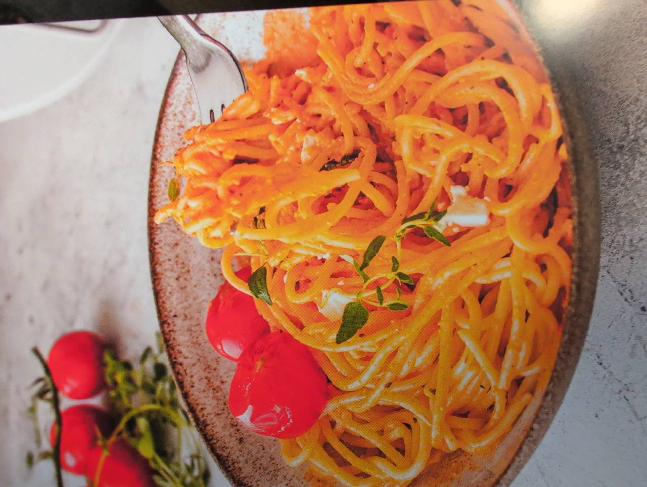 Spaghetti mit gerösteter Tomaten-Feta-Soße