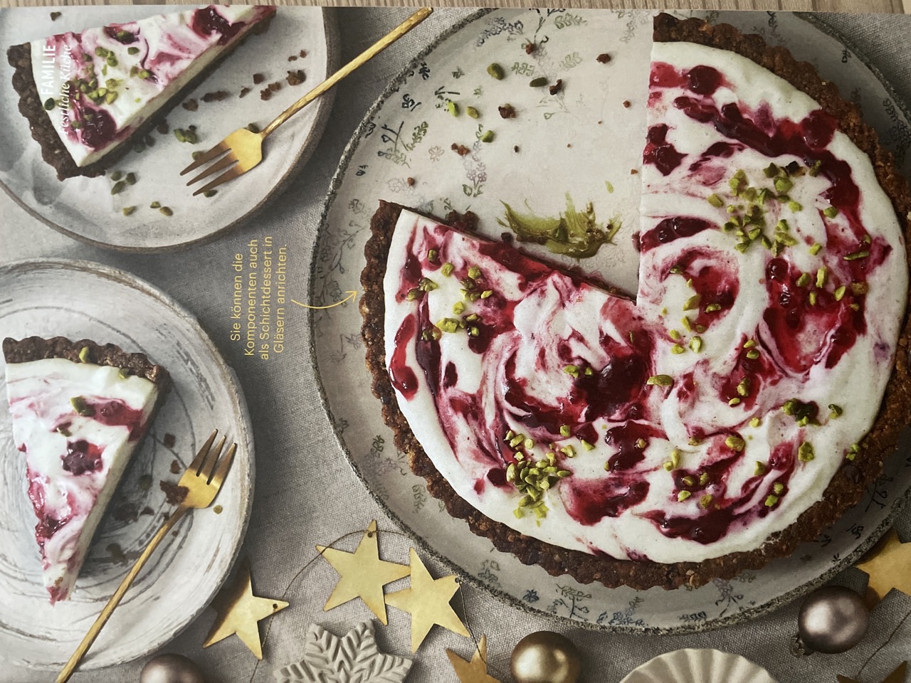 Lebkuchen-Pistazien-Cheesecake mit Preiselbeeren