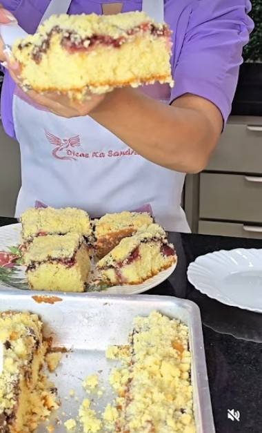 Kuchen mit Streuseln und Erdbeer-Schokoladen-Füllung