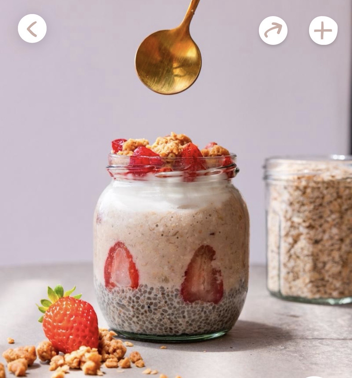 Geschichteter Chia-Hafer-Erdbeer-Pudding