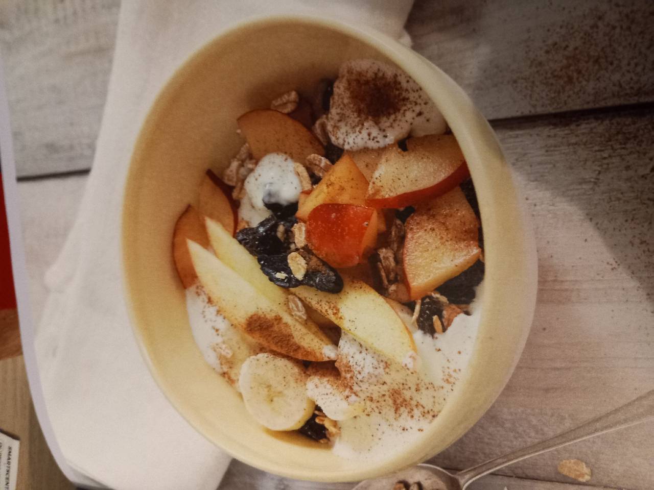 Apfel-Pflaumen-Müsli mit Schwedenmilch