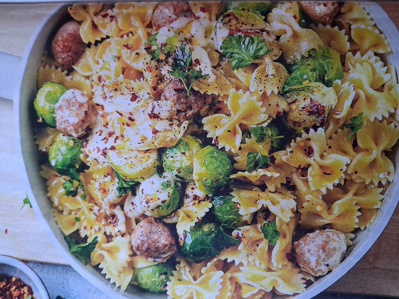 Farfalle mit Rosenkohl und Würstchen