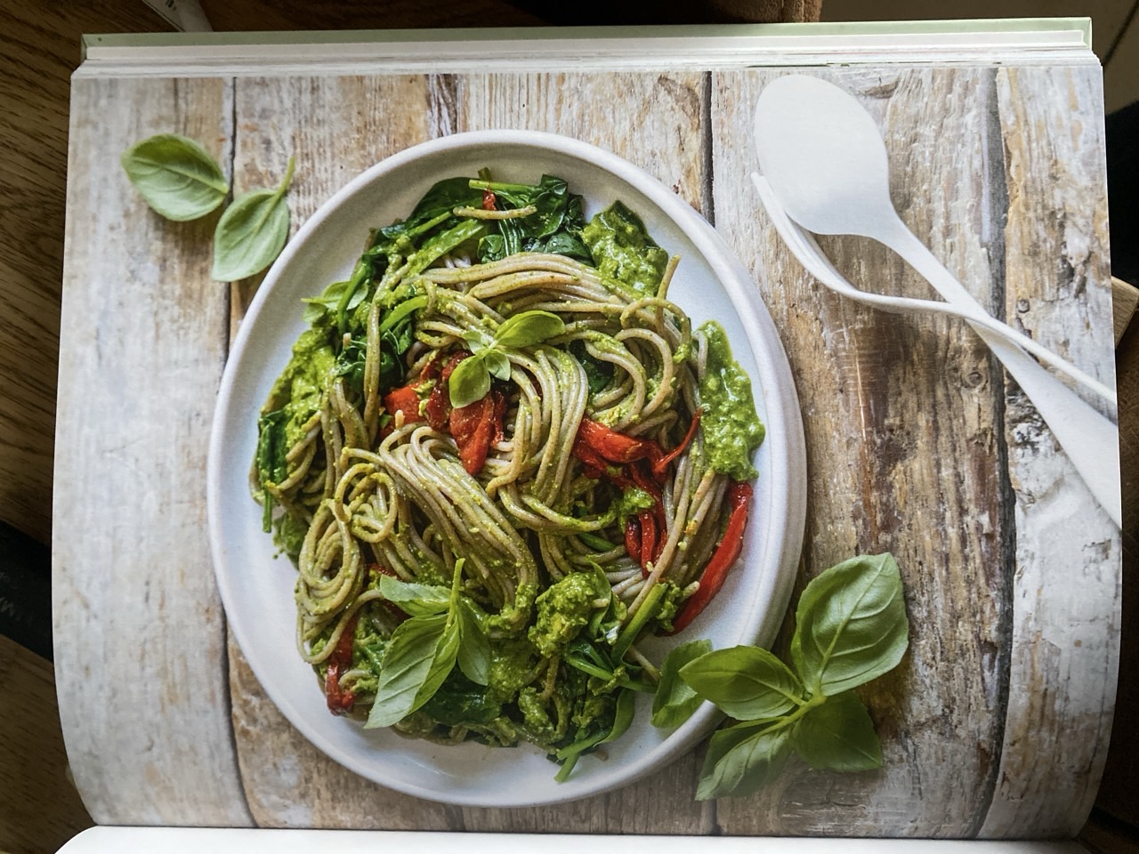 Paprikapasta mit Walnusspesto
