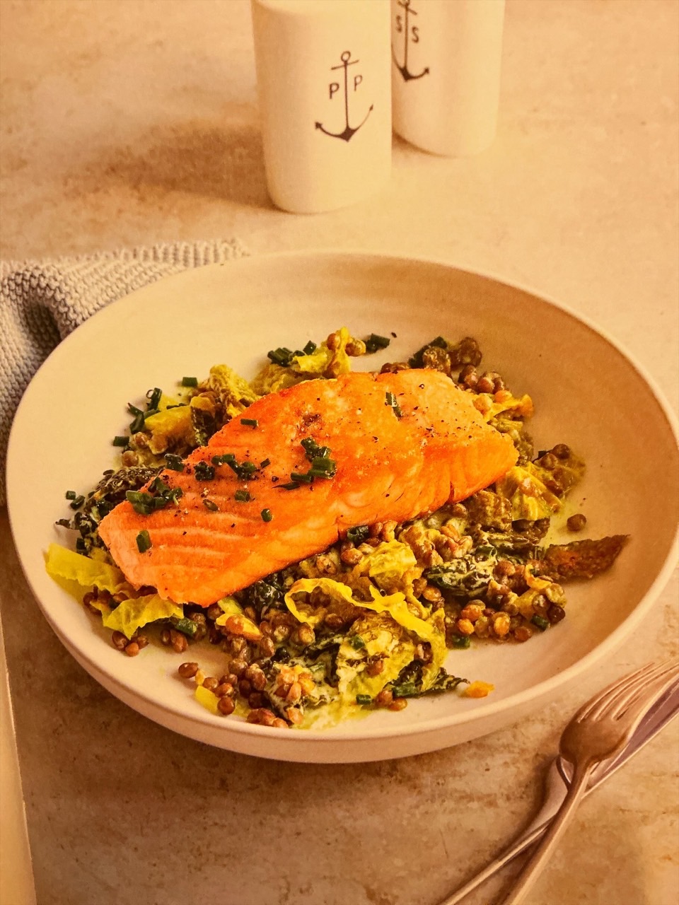 Lachsfilet auf Rahmwirsing-Linsen