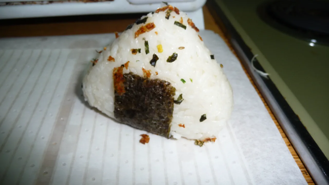 Como Fazer Onigiri Tradicional: Receita Fácil do Bolinho de Arroz dos Animes