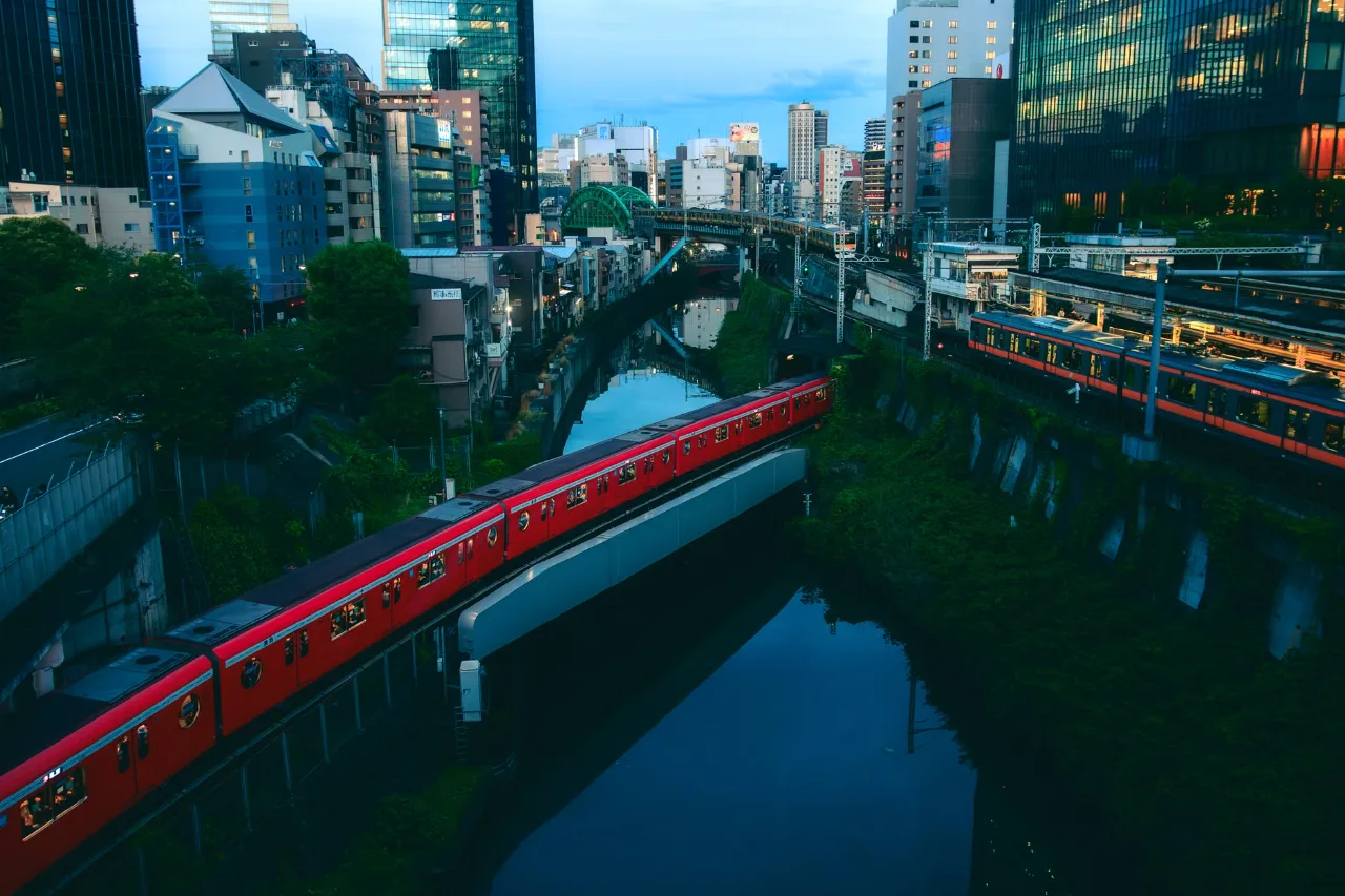 Pontualidade dos Trens Japoneses: Por que Pedem Desculpas por Atrasos de 20 Segundos?