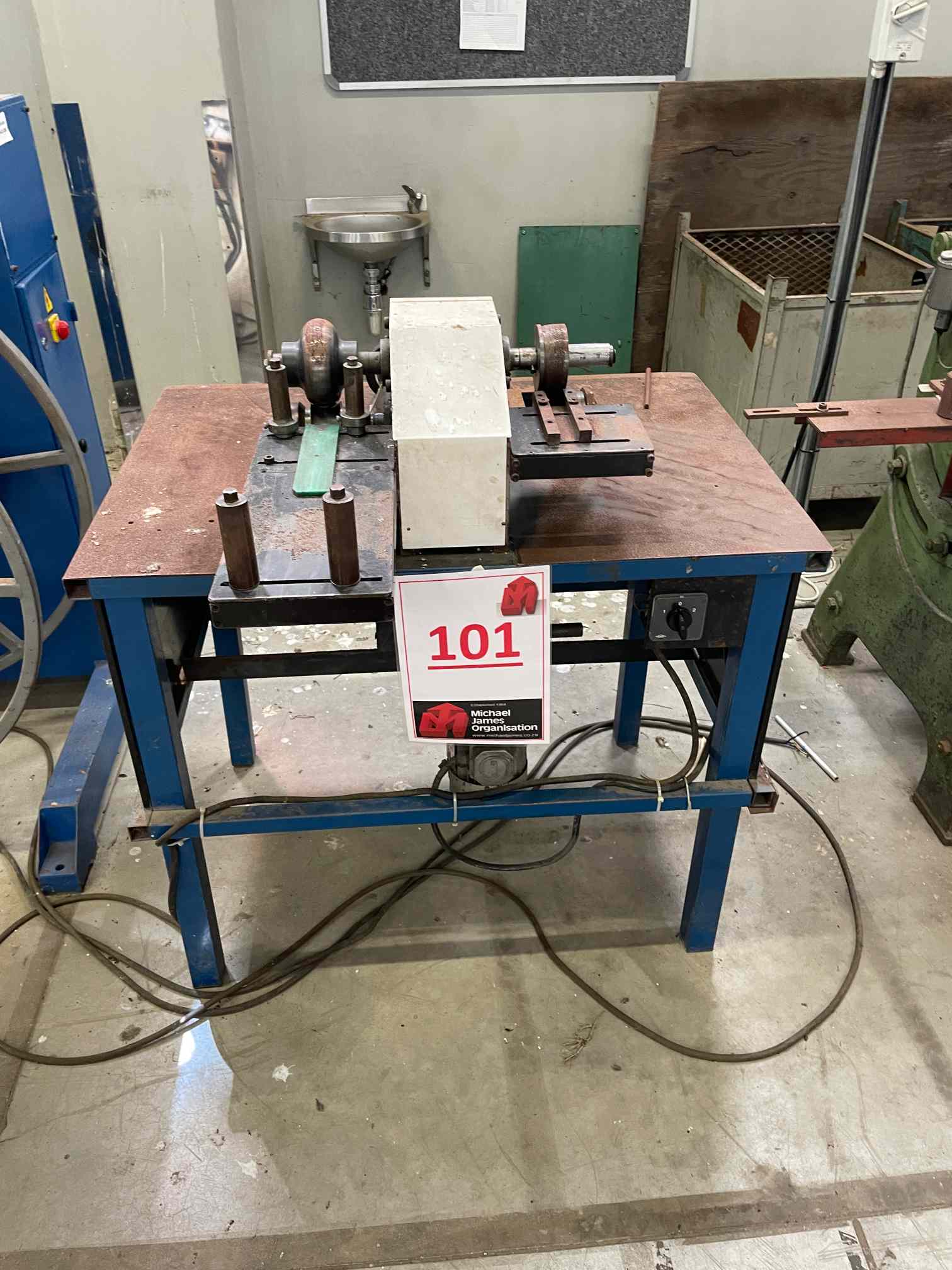 FORMING MACHINE