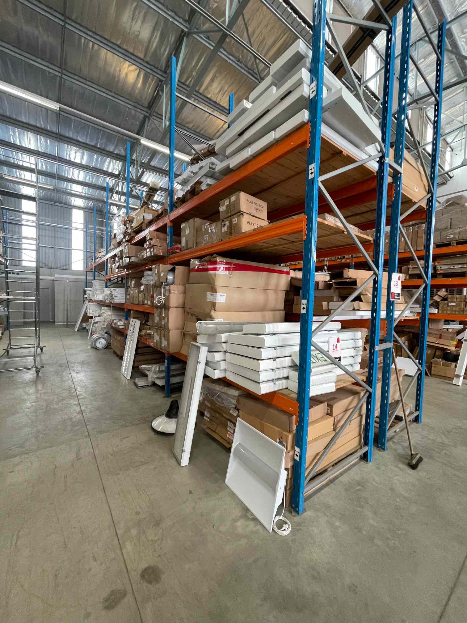 CONTENTS OF 2 X SHELVES: QTY LIGHT FITTINGS, LAMSHADES, PARTS, ETC