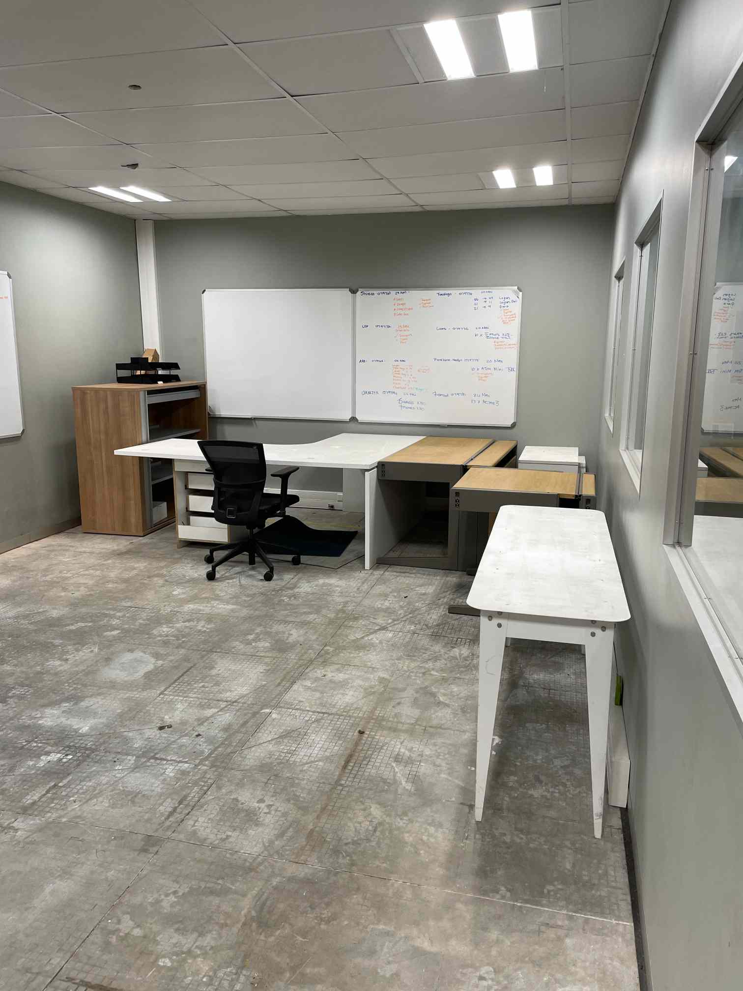 CONTENTS OF MEETING ROOM: DESK, CHAIR, 2 X PEDESTALS, SLIDING DOOR CREDENZA, 2 X WORK TABLES, FILING TRAYS ETC