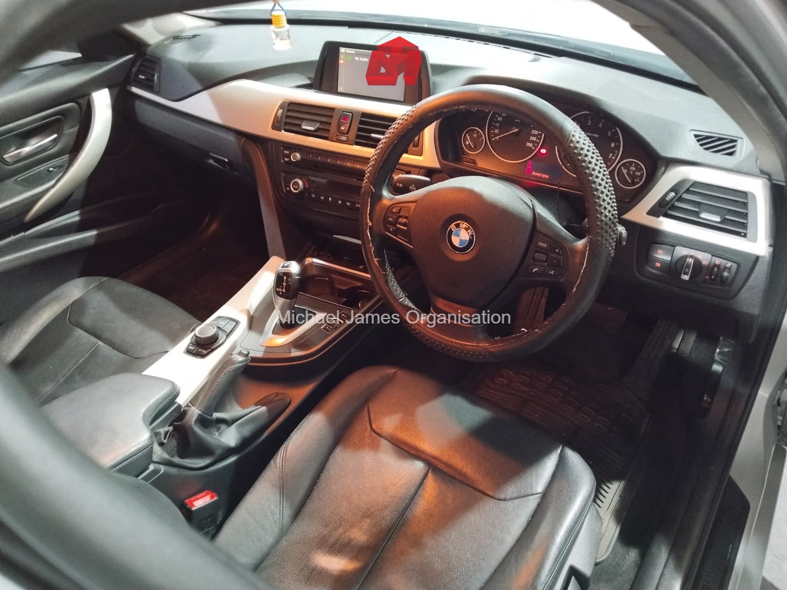 2013 BMW 320i A/T (F30) thumbnail 6