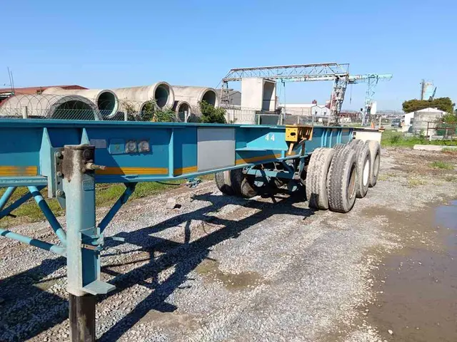 1980 HENRED FRUEHAUF TRI-AXLE SKELETAL