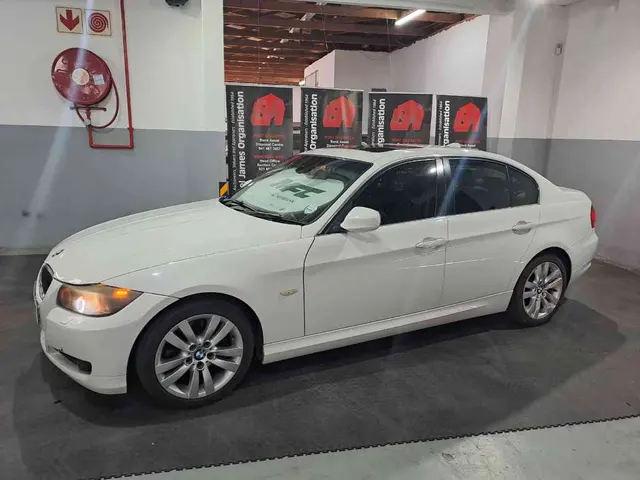 2011 BMW 323i (E90)